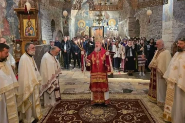 SVETINJA U KOJOJ SE ISTORIJA NE PRIČA, VEĆ ŽIVI: Veličanstveno liturgijsko sabranje u Pećkoj patrijaršiji podsetilo ceo narod ko smo