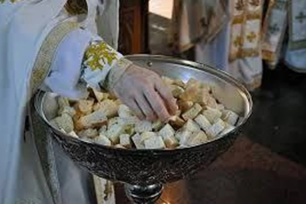 ŠTA JE NAFORA I DA LI SMEMO DA JE IZNOSIMO IZ CRKVE: "Mnogi nisu svesni šta rade i koje su posledice toga"