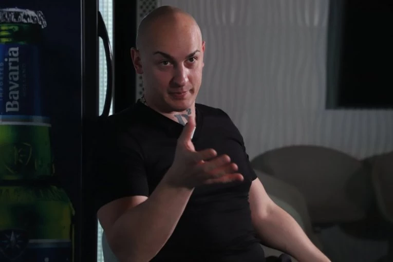 DRAMA U STUDIJU - DESINGERICA TRAŽI OBEZBEĐENJE! Sve se otelo kontroli, pevačica ga napala u programu!