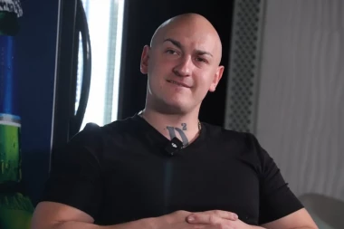 DESINGERICA NA NASTUPU IZGAZIO FANA: Snimak iz Crne Gore šokirao javnost!