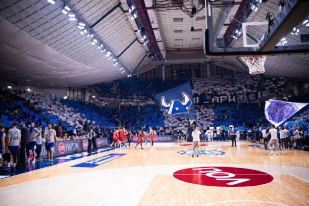 HAOS U MORAČI: Navijači Budućnosti vređali Nedovićevu suprugu i gađali košarkaše Crvene zvezde MeridianBet! (VIDEO)