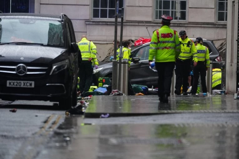 POLICIJA ŠTITILA MONSTRUMA IZ LIVERPULA: Haos na ulicama iz drugog ugla (VIDEO)