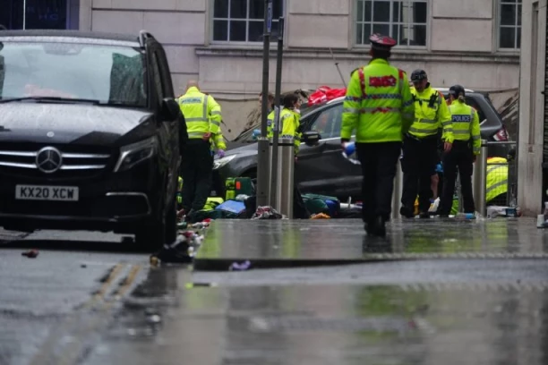 UŽAS U LIVERPULU: Trenutak kada je pomahnitali vozač počeo da gazi navijače - proslava titule se pretvorila u HOROR! (VIDEO)