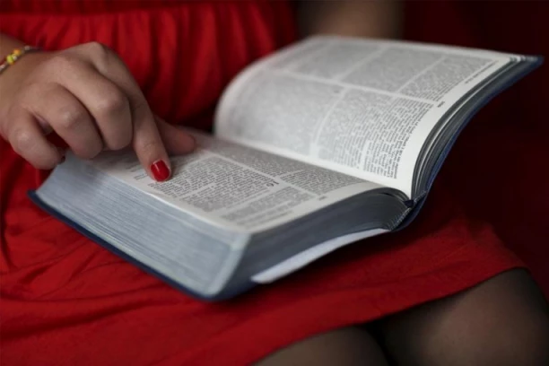 PISANA JE NA 3 JEZIKA I 350 GODINA PRE HRISTA, NAJKRAĆI DEO SE ČITA ZA MINUT: Ovih 12 činjenica o Bibliji sigurno niste znali