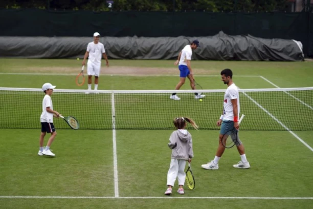 TRANSFORMACIJA STEFANA ĐOKOVIĆA: Da li će iko na Badnji dan prepoznati Noletovog sina? (VIDEO)