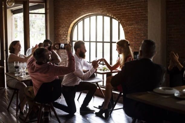 ZAPROSIO SAM DEVOJKU USRED RESTORANA, ONA SE OKRENULA I IZAŠLA NAPOLJE! Vratila se posle 5 minuta, svi zanemeli kada su videli ko je sa njom!