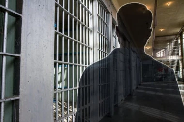 ZAPOSLENI U ZATVORU NA STUBU SRAMA: Pomagali zatvorenicima da prokrijumčare drogu i uređaje