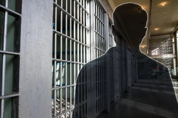 ZAPOSLENI U ZATVORU NA STUBU SRAMA: Pomagali zatvorenicima da prokrijumčare drogu i uređaje