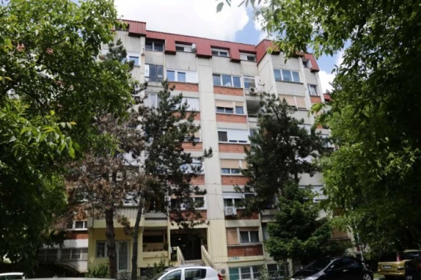 NEVEROVATNO OBAVEŠTENJE NA ZGRADI U BEOGRADU! Svi stanari su pozvani na piće, a ovo je razlog