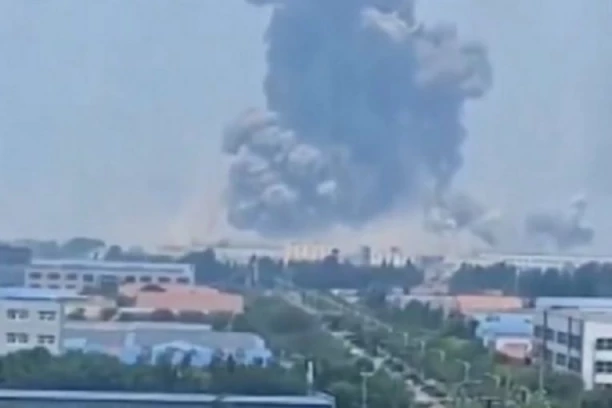 EKSPLOZIJA U FABRICI, IMA MRTVIH! Vatrogasci i hitna pomoć spasavaju radnike, mnogo je i povređenih