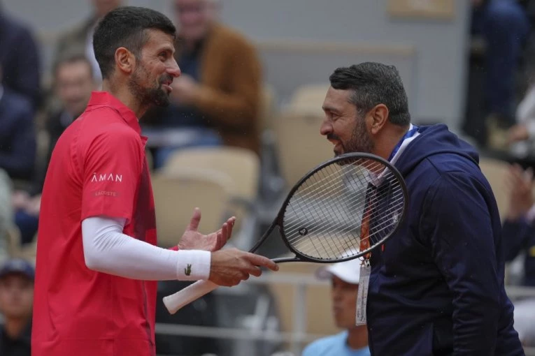 SVAĐA NOVAKA ĐOKOVIĆA USRED MEČA NA ROLAN GAROSU: Srbin je zbog OVOG DETALJA baš povileneo! (VIDEO)