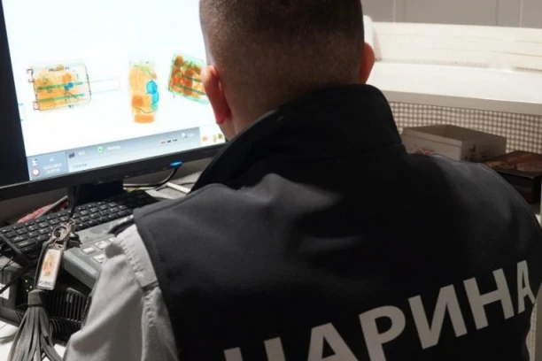 SLETEO NA BEOGRADSKI AERODROM I UPUTIO SE KA ZELENOM PUNKTU, PA ZAUSTAVLJEN! Carinici mu u prtljagu pronašli dragocenosti! (FOTO)