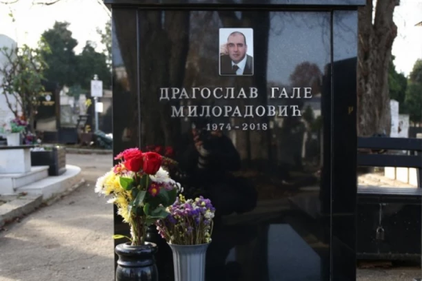 VIDEO SAM NA BOJOVIĆEVOM KUMU CRVENU TAČKU, A ONDA SU SE ZAČULI RAFALI! Dvojica kružila na motoru, pa izrešetala Galeta! MILORADOVIĆ POČIVA PORED LUKINOG BRATA! (FOTO)