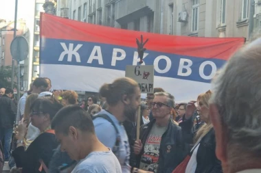 DOŠLI DA ISTERAJU STUDENTE KOJI HOĆE DA UČE! Zborovi građana i studenti-foteljaši organizovali protest ispred stanice policije u MAJKE JEVROSIME! (FOTO)