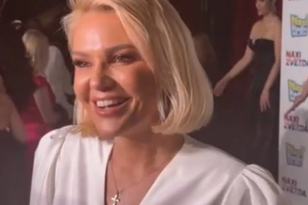 SVI SE PITAJU ŠTA SE DESILO LENI KOVAČEVIĆ: Pevačica izgleda kao devojčica - optužili je da je PRETERALA S BOTOKSOM! (GALERIJA)