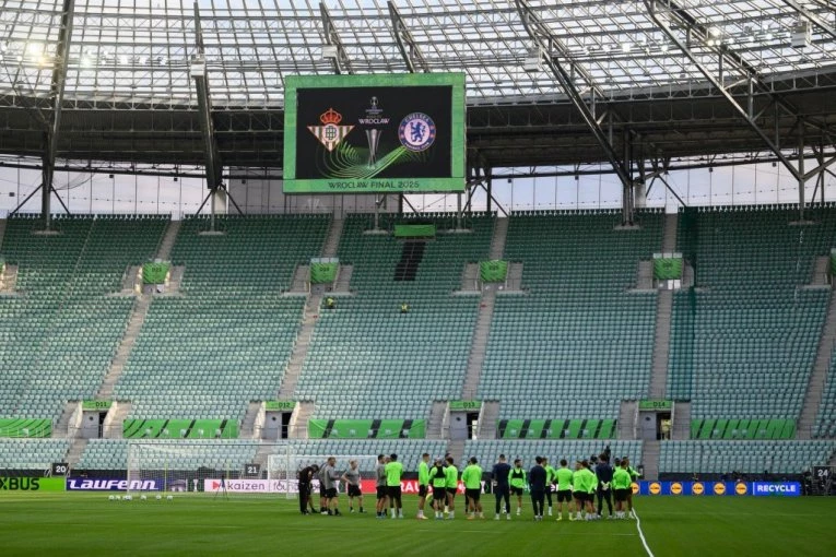 POTPUNI HAOS: Sukobi navijača Čelsija i Betisa u Vroclavu! Policija upotrebila suzavac! (VIDEO)