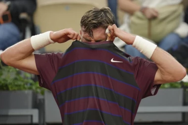 "ISPUSTIM GAS, A NJEGOV POSAO JE DA STOJI PORED MENE": Hit IZJAVA tenisera nakon pobede na Rolan Garosu - NACIJA ZGROŽENA!