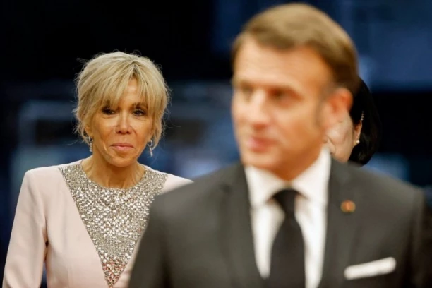 SVET BEZ REČI - niko ne skida pogled sa supruge Emanuela Makrona! Pogledajte kako se pojavila, modni kritičari je ne ostavljaju na miru