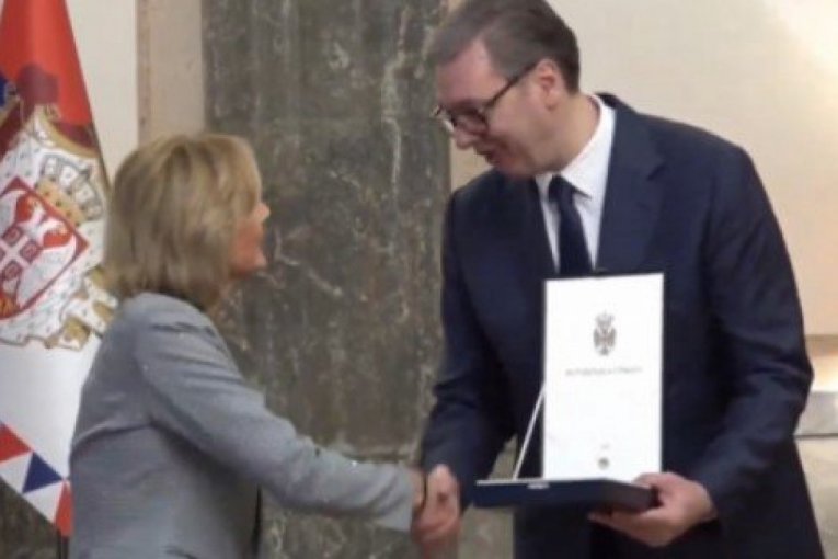 "POZVAO ME JE TRAMP I REKAO: NADAM SE DA ĆU USKORO DOĆI U SRBIJU!" Vučić odlikovao Klaudiju Teni za naročite zasluge u razvijanju saradnje SAD i Srbije!