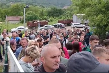KURTIJEVA POLICIJA IM NE DA DA UĐU NA SVOJA RADNA MESTA! Veliki protest Srba u Leposaviću nakon uzurpiranja Hale sportova!