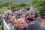 KURTIJEVA POLICIJA IM NE DA DA UĐU NA SVOJA RADNA MESTA! Veliki protest Srba u Leposaviću nakon uzurpiranja Hale sportova!