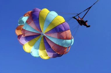 ODVEZALA SE SA SAJLE I PALA SA PREKO 50 METARA U MORE! Devojka poginula tokom parasejlinga!