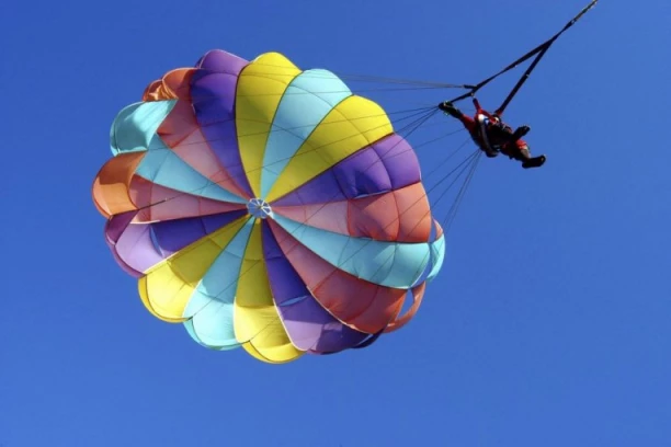 ODVEZALA SE SA SAJLE I PALA SA PREKO 50 METARA U MORE! Devojka poginula tokom parasejlinga!