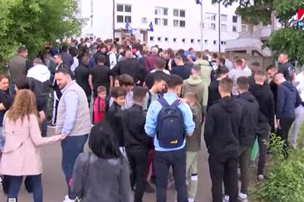 SRPSKIM PORODICAMA U LEPOSAVIĆU NALOŽENO DA NAPUSTE KUĆE! "Spremni smo telima da branimo svoju imovinu"