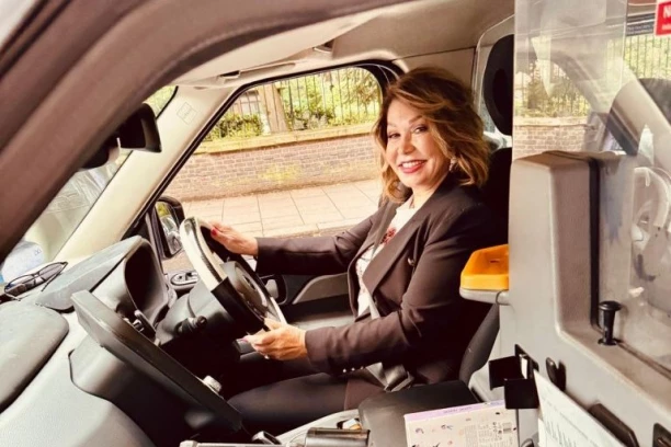 NEDA UKRADEN VOZI TAKSI U LONDONU! Pevačica sve šokirala! (GALERIJA)