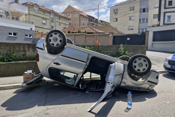 TEŽAK UDES U MIRIJEVU! Auto sleteo s puta, udario u parkirano vozilo, pa završio NA KROVU! VOZAČ HITNO PREVEZEN NA VMA! (FOTO)