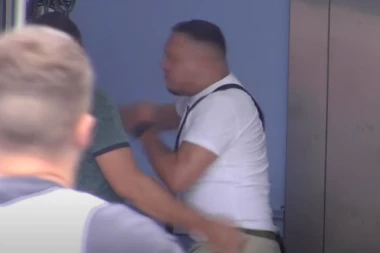 GURNULA MU PRSTE u DUPLJU, A NJEGOVA REAKCIJA OSTAVLJA BEZ TEKSTA! Gastoz zanemeo od šoka - CIMERKA GA SPOPALA PRED KAMERAMA! (GALERIJA)