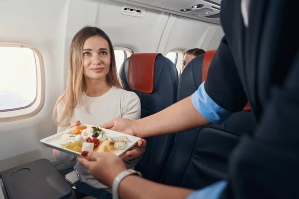 OVA SEDIŠTA U AVIONU IZBEGAVAJTE U ŠIROKOM LUKU! Bivša stjuardesa otkriva zašto su opasna