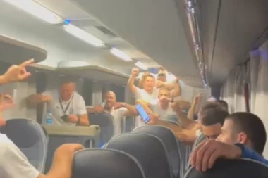 ORIO SE POZNATI HIT U AUTOBUSU: Pogledajte kako su srpski heroji slavili plasman u četvrtinale SP! (VIDEO)