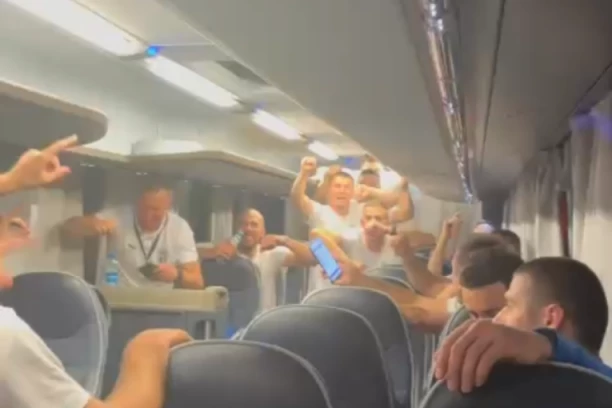 ORIO SE POZNATI HIT U AUTOBUSU: Pogledajte kako su srpski heroji slavili plasman u četvrtinale SP! (VIDEO)