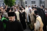 USLIKALI SMO POZNATU PEVAČICU NA SPASOVDANSKOJ LITURGIJI: Patrijarh Porfirije okupio vernike oko ruke Svetog Save! (FOTO)