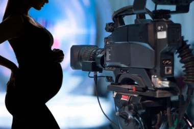 VODITELJKA KRENULA DA SE PORAĐA UŽIVO U JUTARNJEM! Pukao joj VODENJAK usred programa, gledaoci sve pomno pratili! (VIDEO)