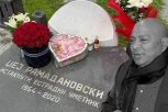 UNUČE VINJAKA I POTRESNA PORUKA UDOVICE! Posetili smo GROB Džeja Ramadanovskog na njegov rođendan - detalji KIDAJU DUŠU! (VIDEO)