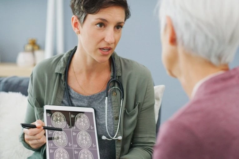 DVA RANA ZNAKA DEMENCIJE SE POJAVLJUJU 20 GODINA PRE DIJAGNOZE! Lekari prvi put otkrili šta se dešava tokom "nevidljive faze" opake bolesti