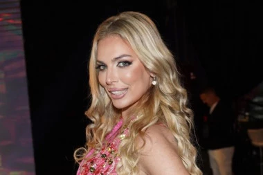 UNAKAŽENO LICE AVE KARABATIĆ LEDI KRV U ŽILAMA! Nekada lepa starleta sva u MODRICAMA - lice joj poplavelo, telo je izdaje! STRAVA I UŽAS (FOTO)