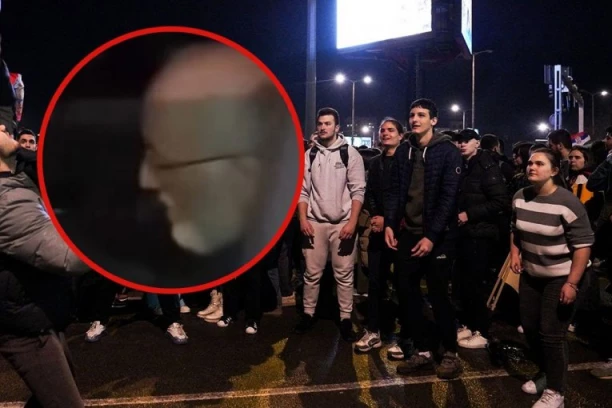 OPROSTI IM BOŽE, NE ZNAJU ŠTA RADE! Blokaderi nasrnuli na sveštenika, snimali ga, provocirali i vređali - JEZIVO! (VIDEO)