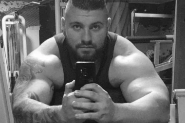 PORUKA KOJA LEDI KRV OBJAVLJENA NAKON SAHRANE BENJAMINA SPAHOVIĆA: Misteriozna devojka ga POSLEDNJA zagrlila: "Smrt nas ne može RAZDVOJITI" (VIDEO)