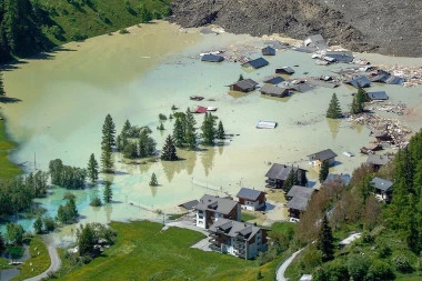 PRAVA APOKALIPSA: Pogledajte kako izgleda švajcarsko selo nakon obrušavanja glečera (VIDEO)