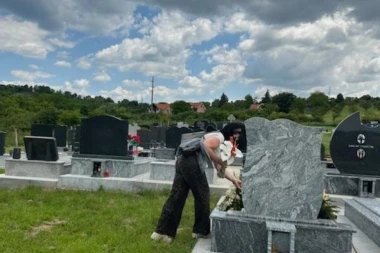NAJPOTRESNIJE SLIKE SA GROBA DAMIRA DOKIĆA: Ko je žena koja ljubi njegov spomenik? (FOTO)