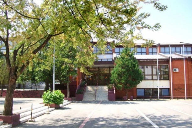 HOROR U ŠKOLI U MIRIJEVU! Devojčica nožem pretila učenicima, deca traumatizovana: "OVO NIJE IZOLOVAN SLUČAJ"