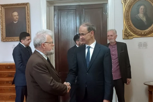 SPREMA SE VELIKI JUBILEJ - DVA VEKA OD OSNIVANJA: Premijer Macut posetio Maticu srpsku