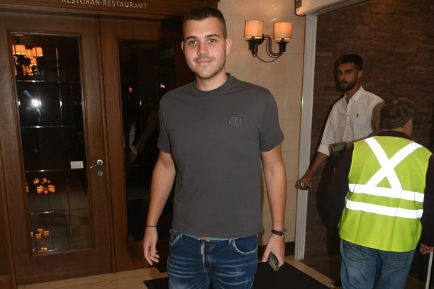 BRENIN SIN ZAPALIO INTERNET, EVO KAKO SE SPREMA ZA ULOGU OCA! Viktor kuva, a svi gledaju u ono što mu je NA GLAVI - URNEBESNE SCENE IZ DOMA ŽIVOJINOVIĆA! (FOTO)