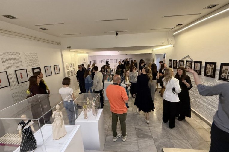 "Modna igraonica" u kojoj učestvuju devojčice iz Ribnikara posvećena Angelini Aćimović