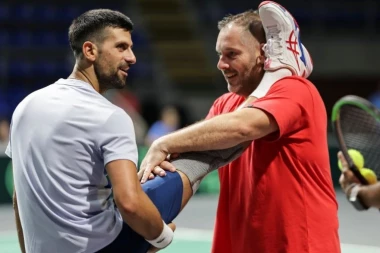 KO JE NOVAKOV FIZIO KOJI JE ZAVRŠIO U BOLNICI: Četiri puta ga reanimirali, a iz senke čini čuda za Srbina!