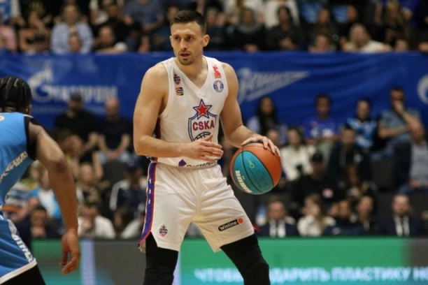 ALEKSA UKRAO "ŠOU" TOKOM PROSLAVE TITULE! Srbin održao NIKAD LUĐI govor, a na NJEN ZAGRLJAJ niko nije ostao ravnodušan! (VIDEO)