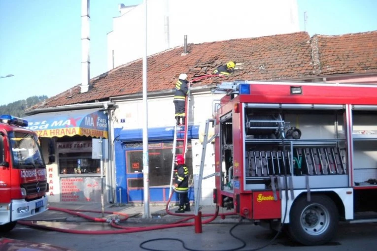 IZGOREO POZNATI RESTORAN U LESKOVCU! Ćerka spasila majku iz vatrene stihije! (FOTO)